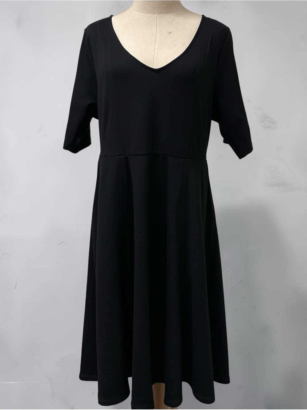 *NWOT* torrid Black V-Neck Midi A-Line Dress with Short Sleeves and pockets